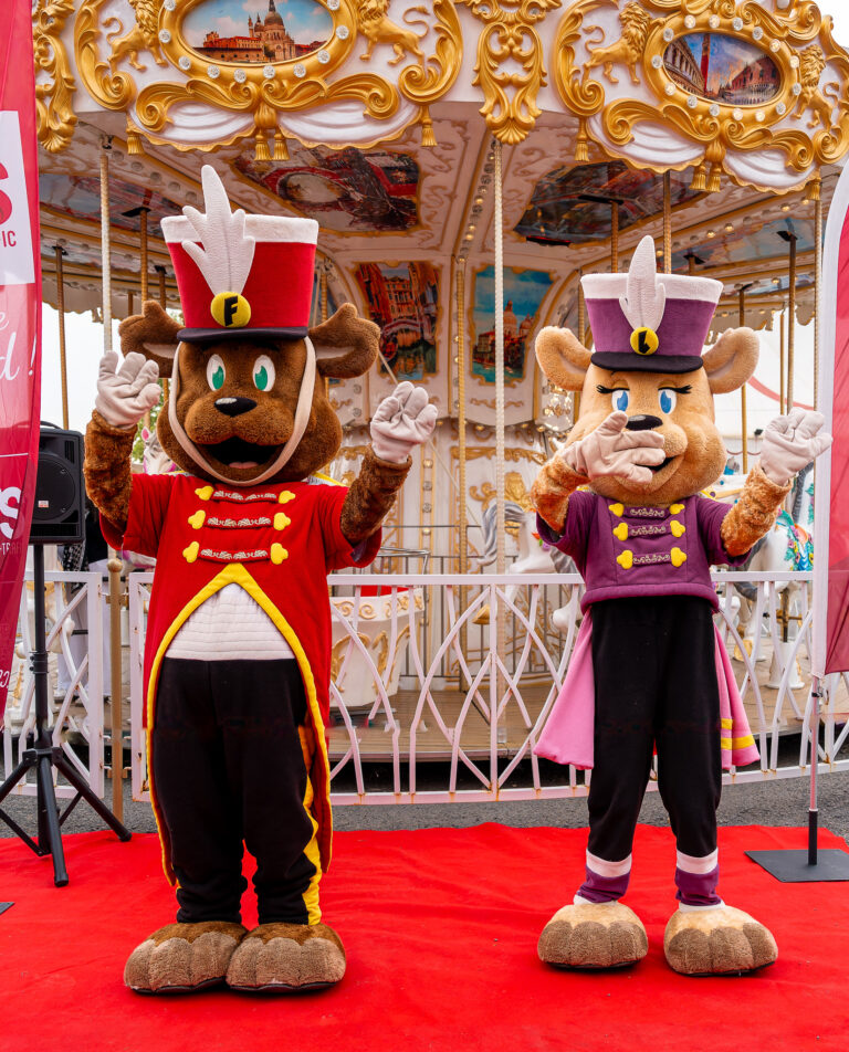 Danse de l'Ours avec nos deux mascottes, Fabrikus et Lady Fab.