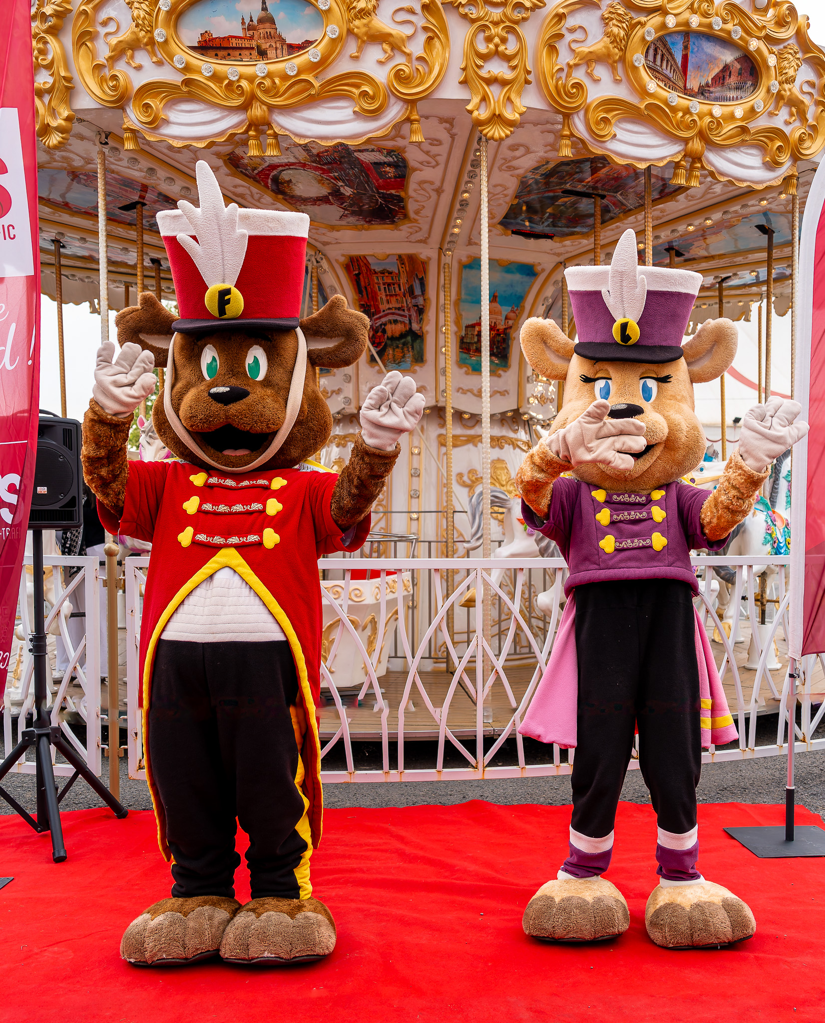 Danse de l'Ours avec nos deux mascottes, Fabrikus et Lady Fab.